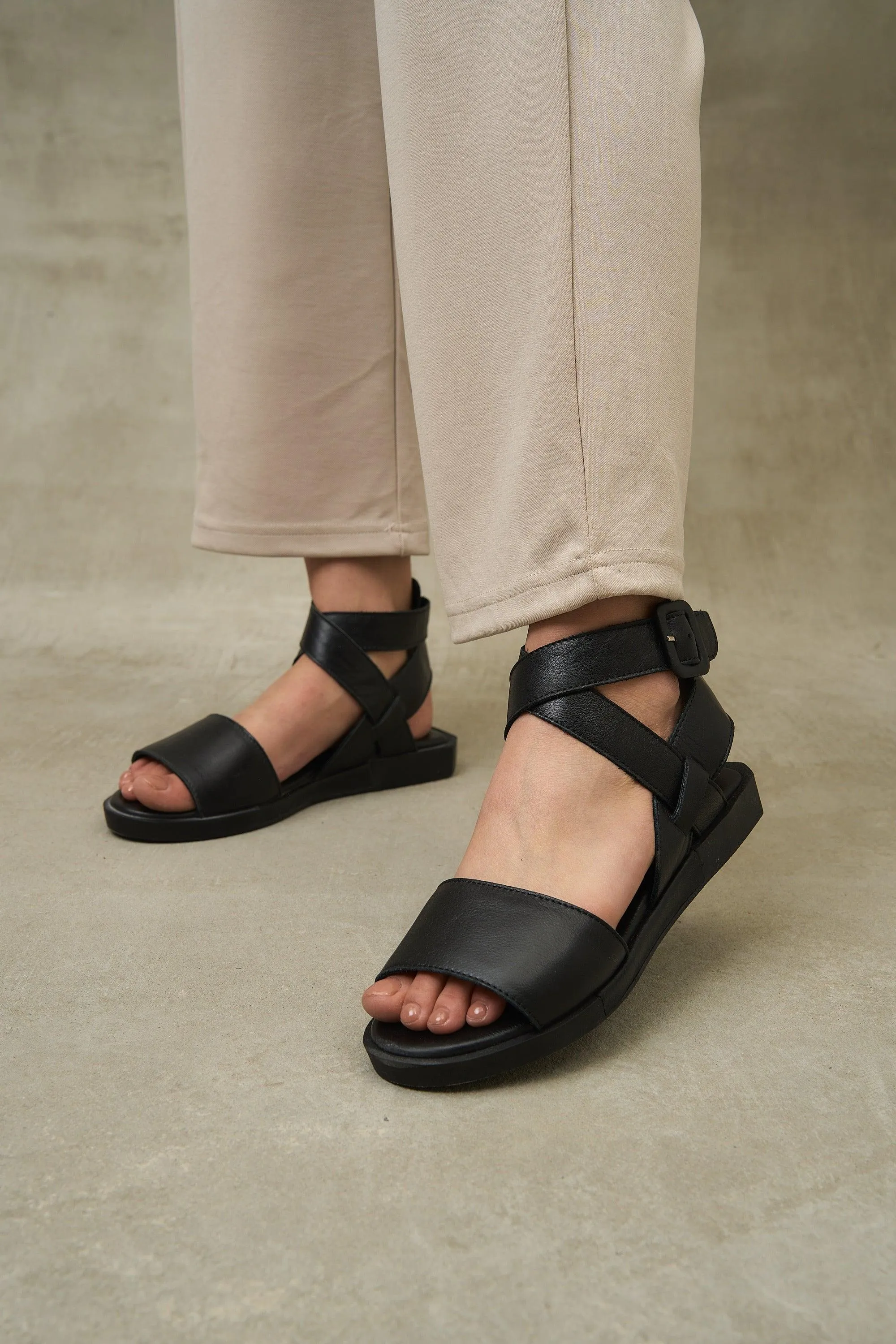 Kria Cross Strap Pastel - Black
