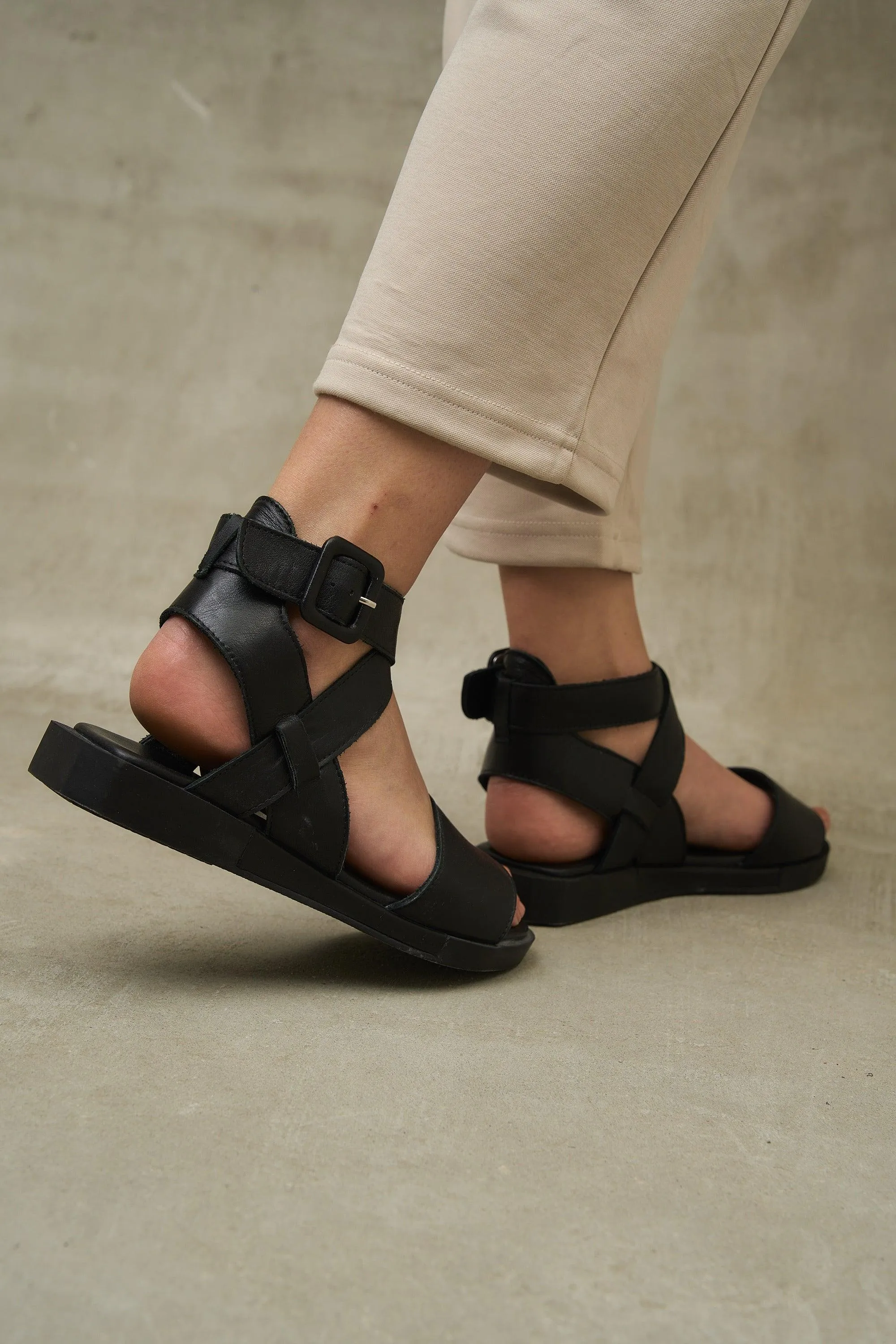 Kria Cross Strap Pastel - Black