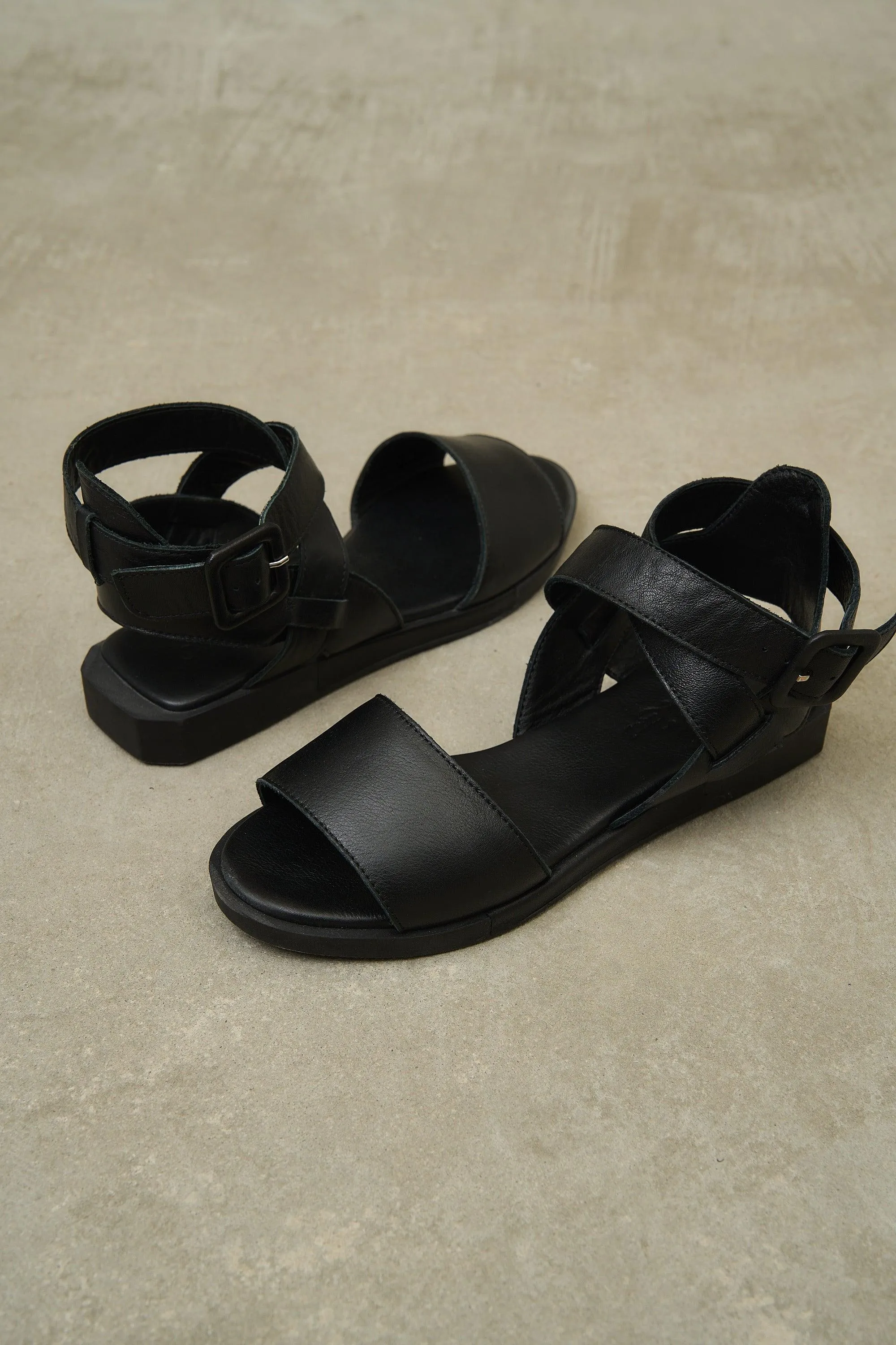 Kria Cross Strap Pastel - Black