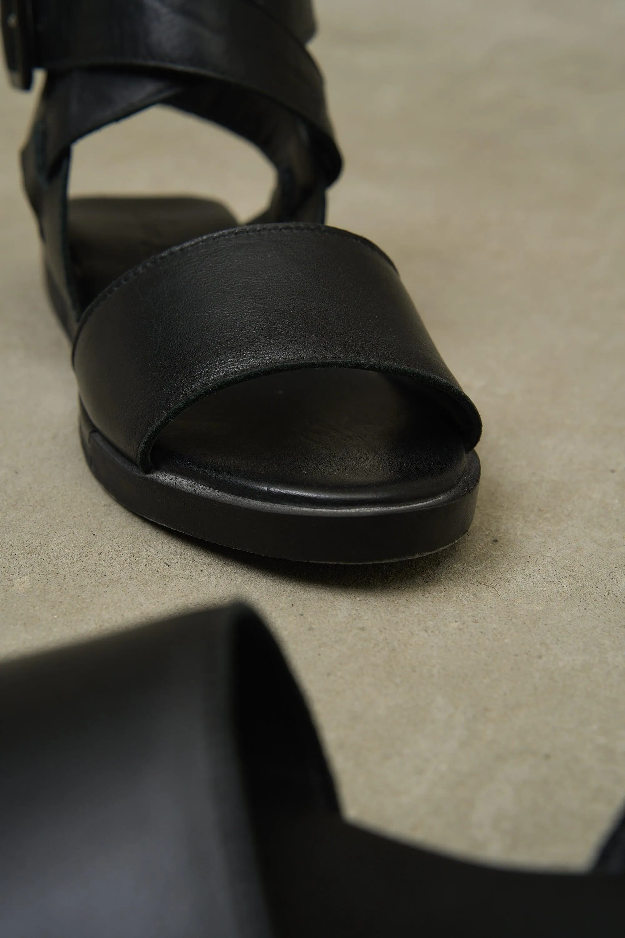 Kria Cross Strap Pastel - Black