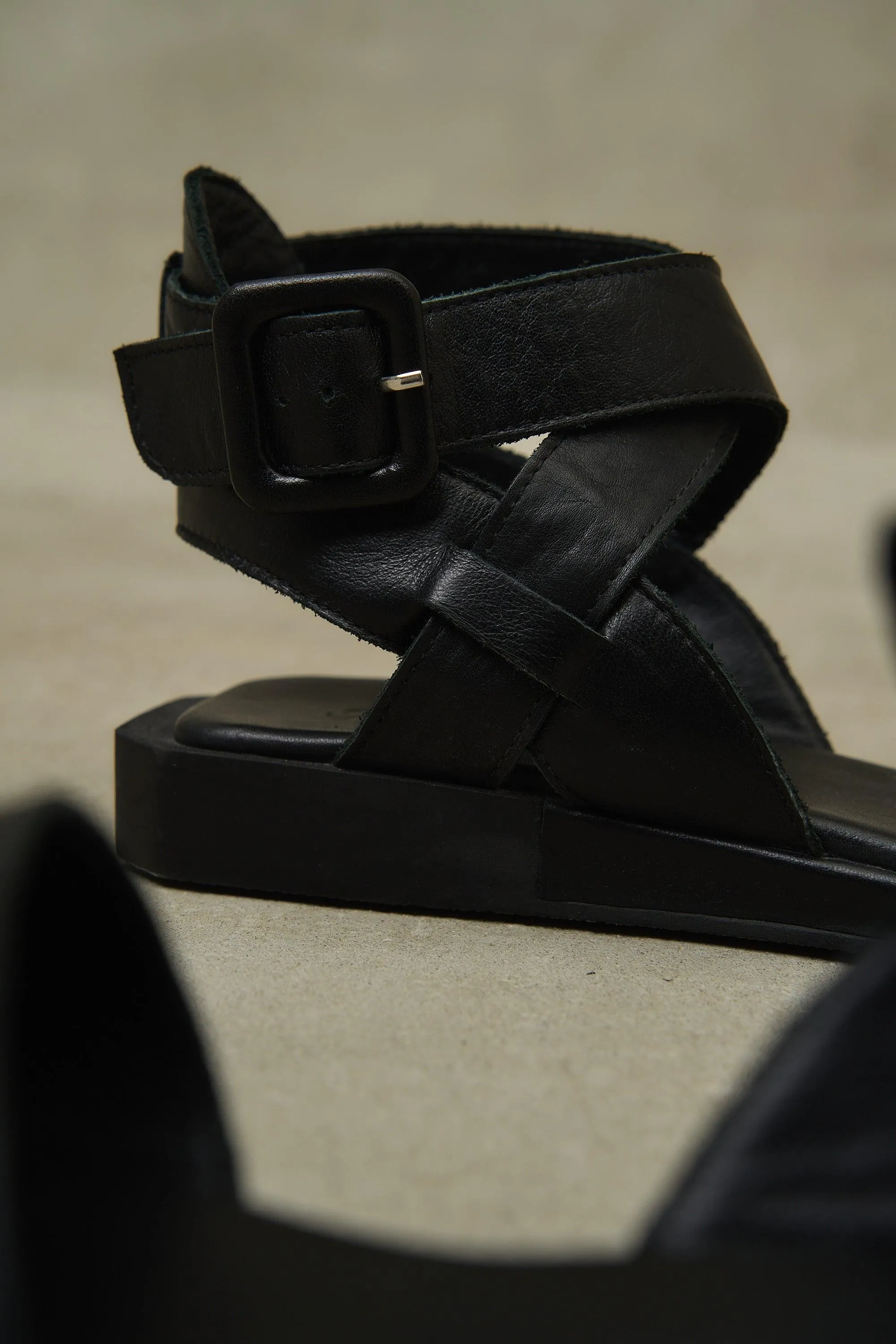 Kria Cross Strap Pastel - Black