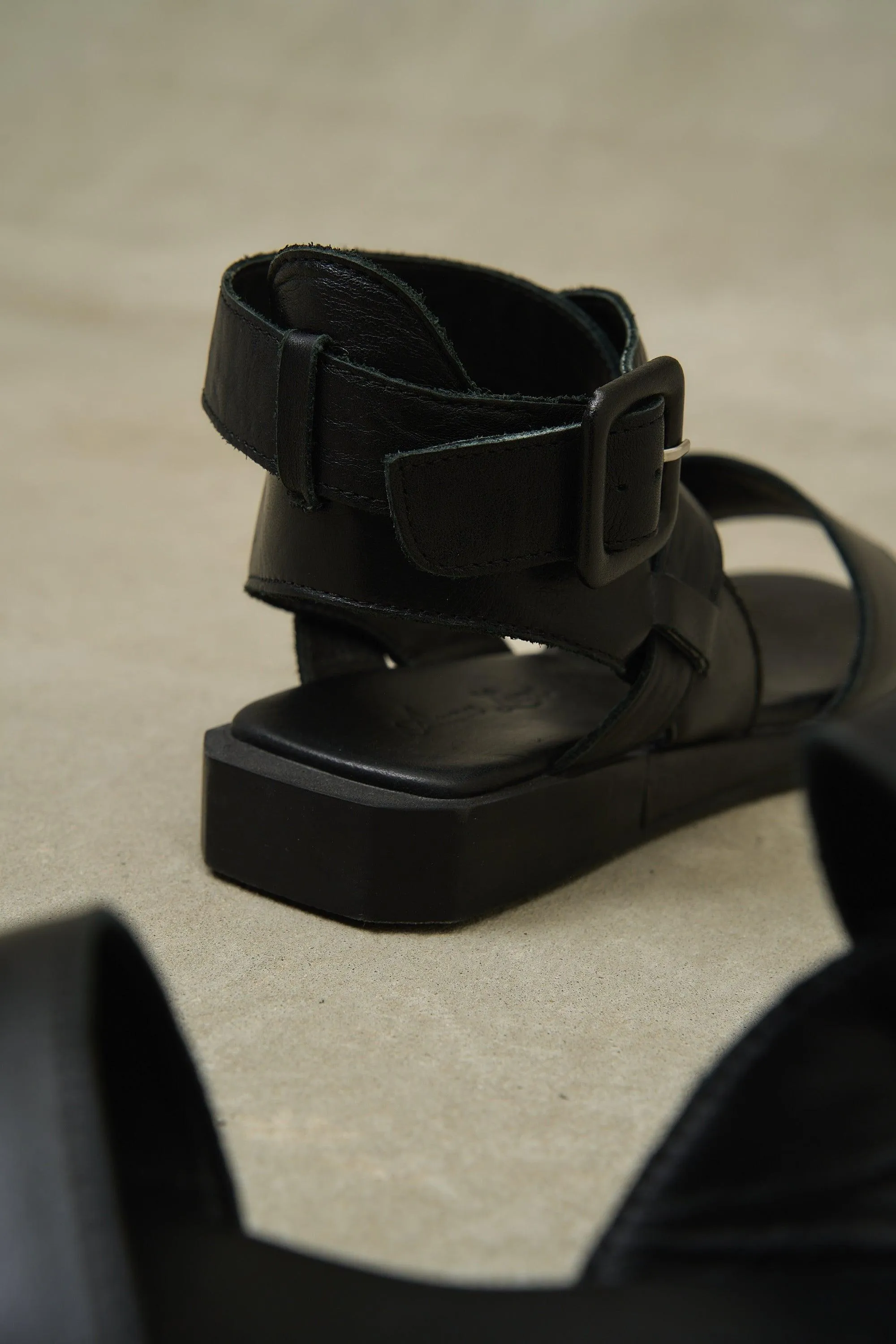 Kria Cross Strap Pastel - Black